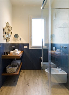 Deluxe Apartment, 1 Bedroom, Partial Lake View (A2) | Bathroom