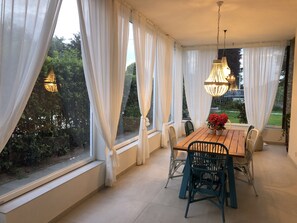 Breakfast, lunch, dinner served; Italian cuisine