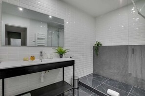 Badewanne, Haartrockner, Handtücher