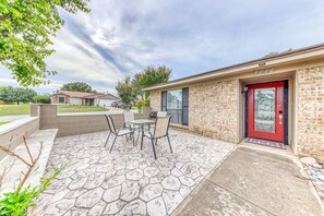 Outdoor dining - 2 Bed ,2 bath private home with hotub & fire pit FortWorth,TCU,Stockyards,Rodeo  (Benbrook)