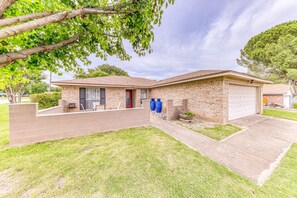 Exterior - 2 Bed ,2 bath private home with hotub & fire pit FortWorth,TCU,Stockyards,Rodeo  (Benbrook)
