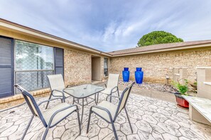 Outdoor dining - 2 Bed ,2 bath private home with hotub & fire pit FortWorth,TCU,Stockyards,Rodeo  (Benbrook)