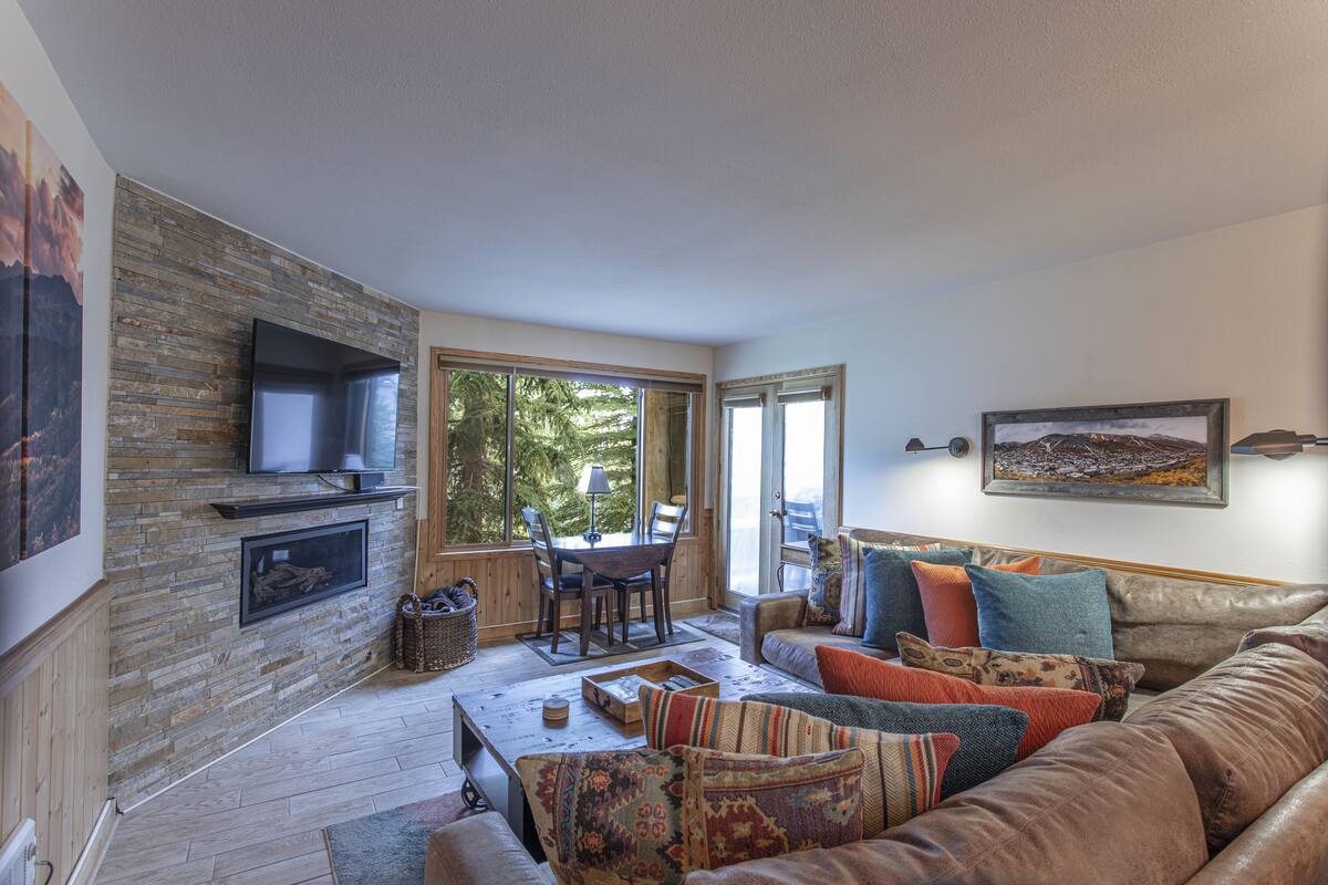 تلفزيون بشاشة مسطحة بحجم 42-بوصة يعرض قنوات تلفزيونية باشتراك مدفوع