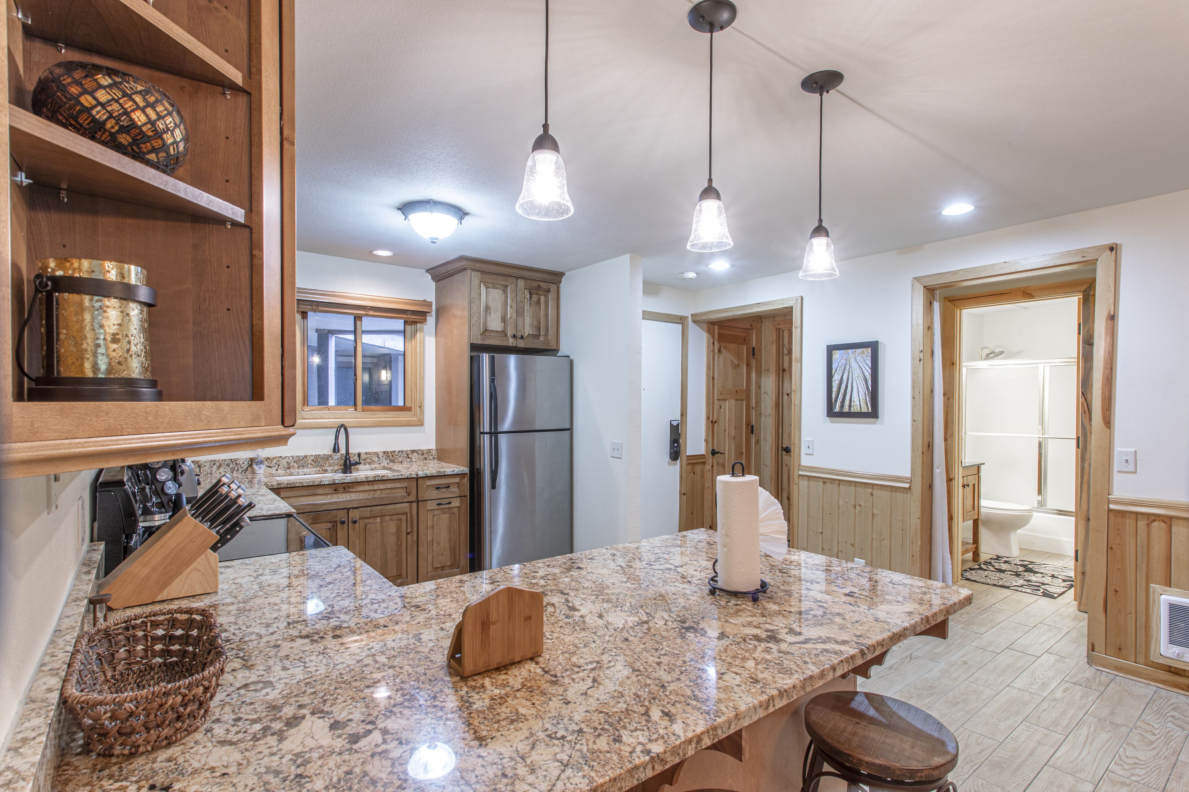 Lemari es, microwave, kompor, dan mesin pencuci piring