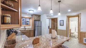 Lemari es, microwave, kompor, dan mesin pencuci piring