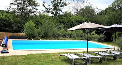 Confortable villa con gran piscina de 12x6m y jardín de 5000 m².