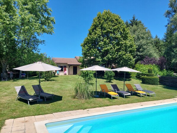 室外游泳池，恒温泳池