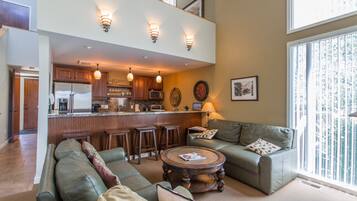 Condo, 3 Bedrooms | Living area