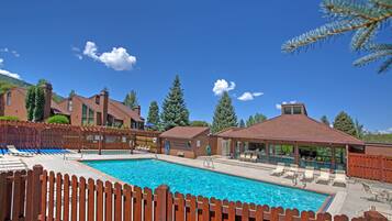 Kolam renang outdoor