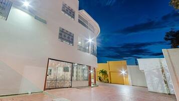 施設の正面 (日没後)