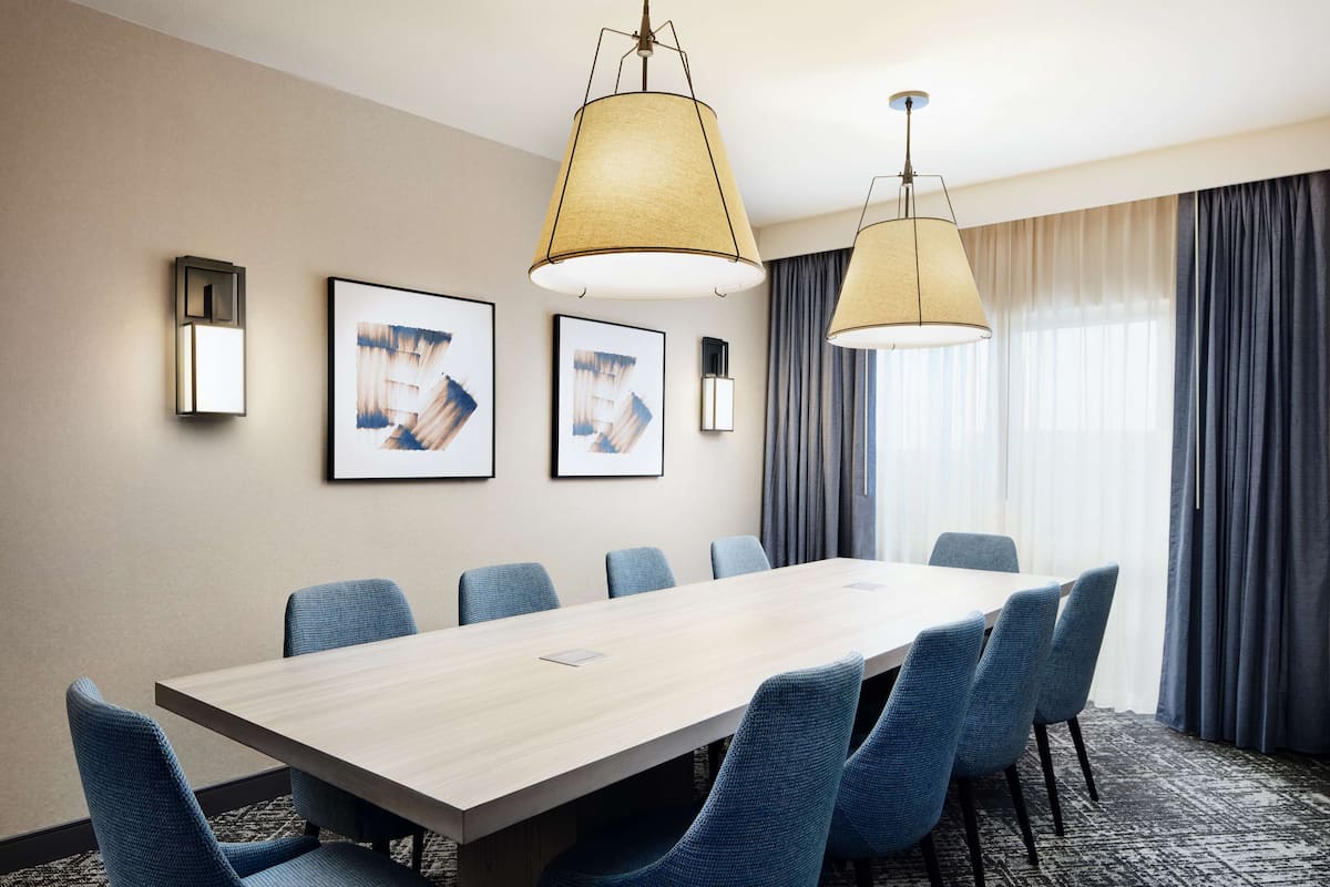 Suite, 1 King-Bett (Boardroom, 2 Rooms) | Wohnbereich | 55-Zoll-Flachbildfernseher mit Digitalempfang, Fernseher, Netflix