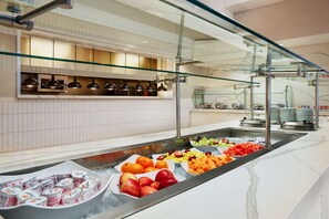 Een buffet met verschillende soorten fruit en zuivere zuivelproducten.