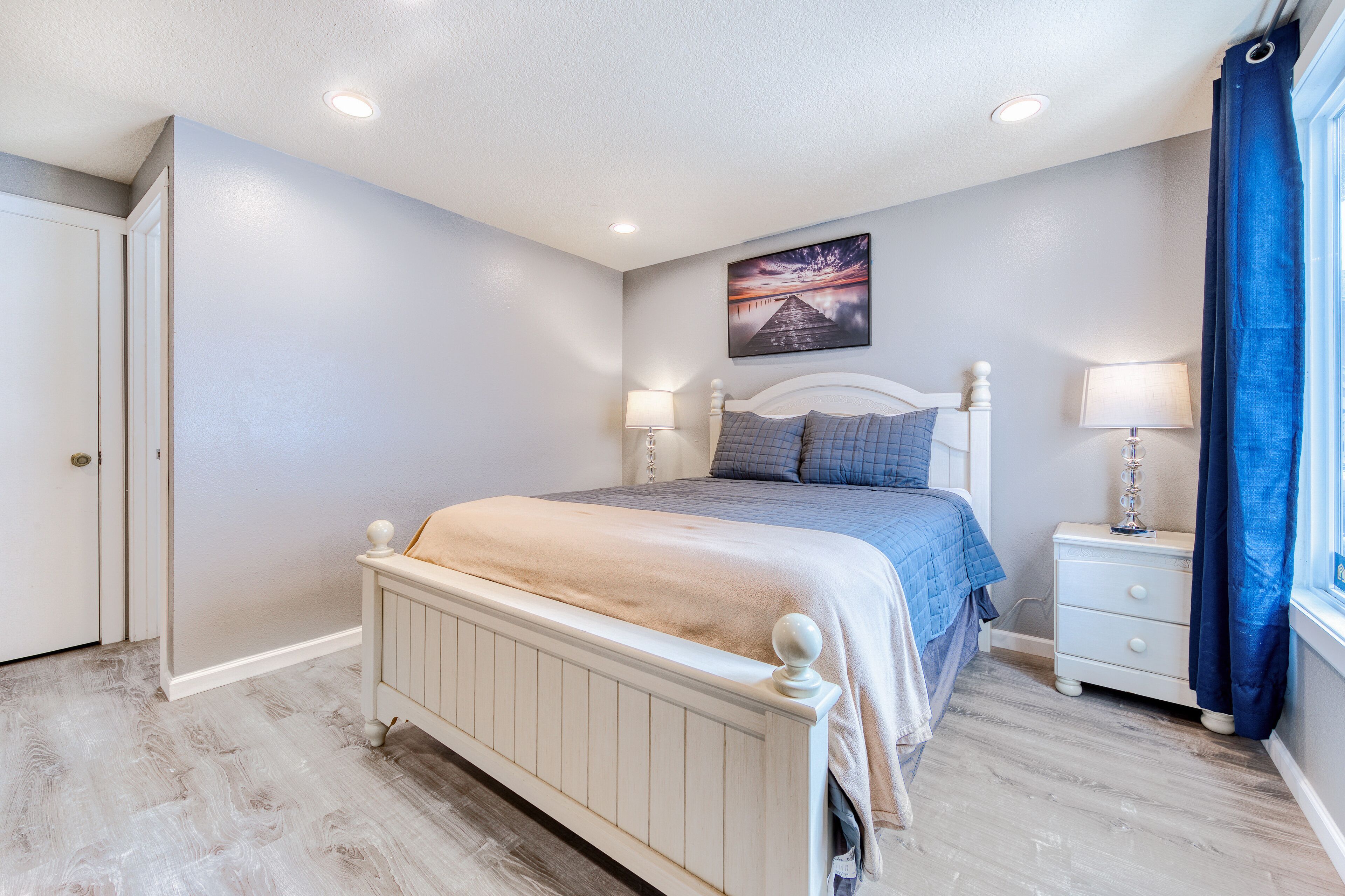 Coastal room near the beach & downtown - dog-friendly