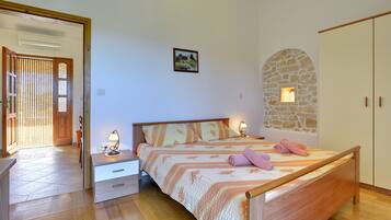 1 bedroom, iron/ironing board, free WiFi, bed sheets