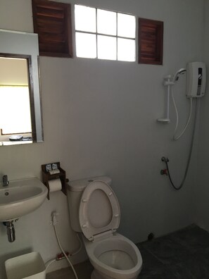 Villa familiar (Baan Mali) | Baño | Regadera, amenidades de baño gratuitas, secadora de cabello, toallas 