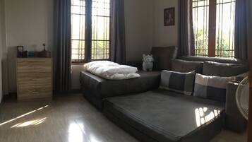 Chambre Familiale, femmes uniquement (Baan Bua - No Pets) | 1 chambre, Wi-Fi gratuit, accès pour personnes à mobilité réduite