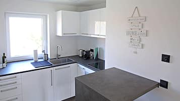 Full-size fridge, oven, stovetop, espresso maker