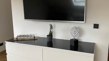 Căn hộ, 1 giường cỡ king, không hút thuốc | Khu phòng khách | Smart TV 40-inch có truyền hình cáp, TV