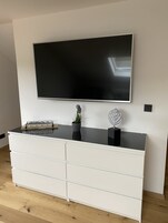 Apartamento, 1 cama de matrimonio grande, no fumadores | Zona de estar | Smart TV de 40 pulgadas con canales por cable, una televisión