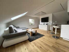 Apartamento, 1 cama de matrimonio grande, no fumadores | Zona de estar | Smart TV de 40 pulgadas con canales por cable, una televisión