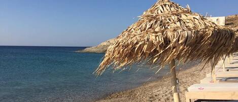 Sulla spiaggia, lettini da mare, teli da spiaggia