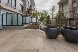 Outdoor spa tub - Jukebox Gem-1 BR/1 BA, Great Location, Gym by Victoria Prime (Victoria)