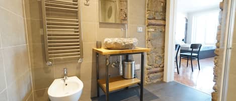 Comfort Triple Room | Bathroom | Shower, rainfall showerhead, hair dryer, bidet