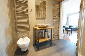 Habitación triple Confort | Baño | Ducha, cabezal de ducha tipo lluvia, secador de pelo y bidé