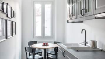 Full-sized fridge, microwave, stovetop