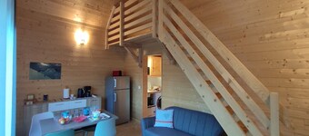 テラス付きの2つのレベルにある小さな真新しい木製シャレー