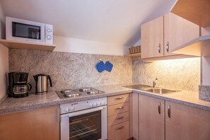 ثلاجة، ميكروويف، فرن، موقد طهي مسطح