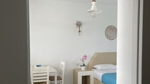 Una habitación con una cama, un escritorio y una silla.