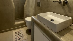 Un baño con ducha, inodoro y lavamanos.