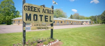 (1) Private Queen Suite at Green Acres Summerside