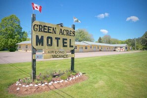 Property grounds - (6) Private Double Suite at Green Acres Summerside (Summerside)