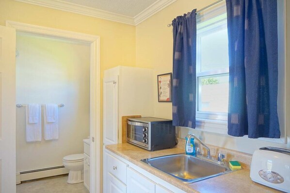 Refrigerador, microondas, cafetera y tetera y tostadora 