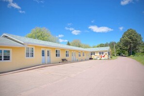 Exterior - (11) Private Queen Suite at Green Acres Summerside (Summerside)