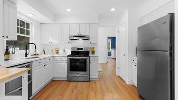 冰箱、微波炉、烤箱、炉灶