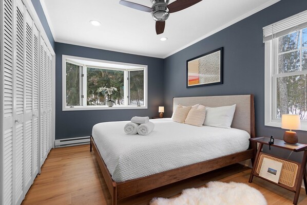 3 habitaciones, escritorio y tabla de planchar con plancha