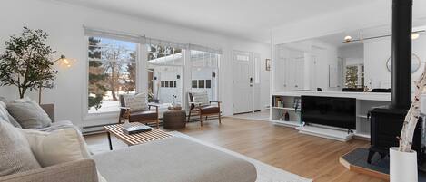 Smart TV, caminetto, libri