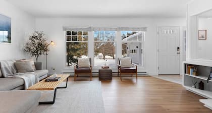 Moderni Dörr | Upouusi Downtown Sister Bay -mökki