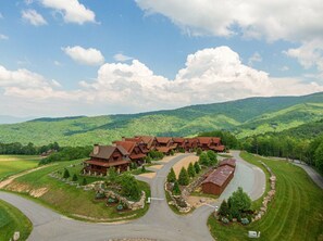 Exterior - Whitetail Ridge Lodge - Eagles Nest, long range views, three masters (Banner Elk)