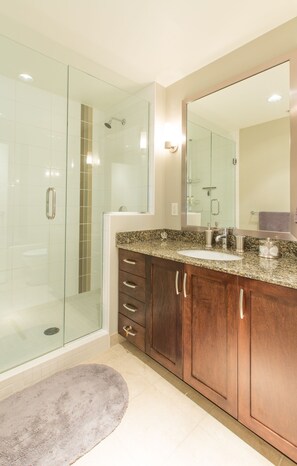 Badewanne, Haartrockner, Handtücher