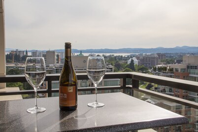 Belvedere Heights-Luxury 15th Floor Spacious Condo with Inner Harbour Views by Victoria Prime!