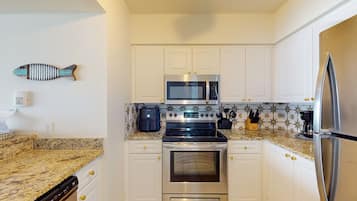 Kjøleskap, mikrobølgeovn, ovn og kokeplater