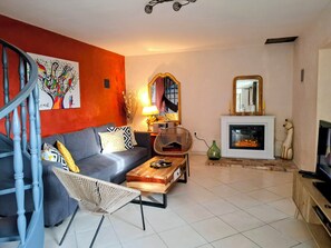 TV, stereo - Stone house with terrace and garden facing the Lake (Montpezat)