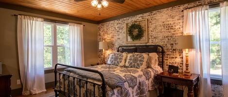 3 dormitorios, escritorio, tabla de planchar con plancha y cuna de viaje