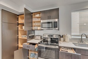 Frigorífico, microondas, horno y placa de cocina