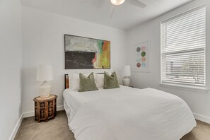 2 chambres, bureau, fer et planche à repasser, lit de bébé portatif