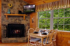 Dining - Hot Tub& Mountain Views - Min to National Park! (Sevierville)
